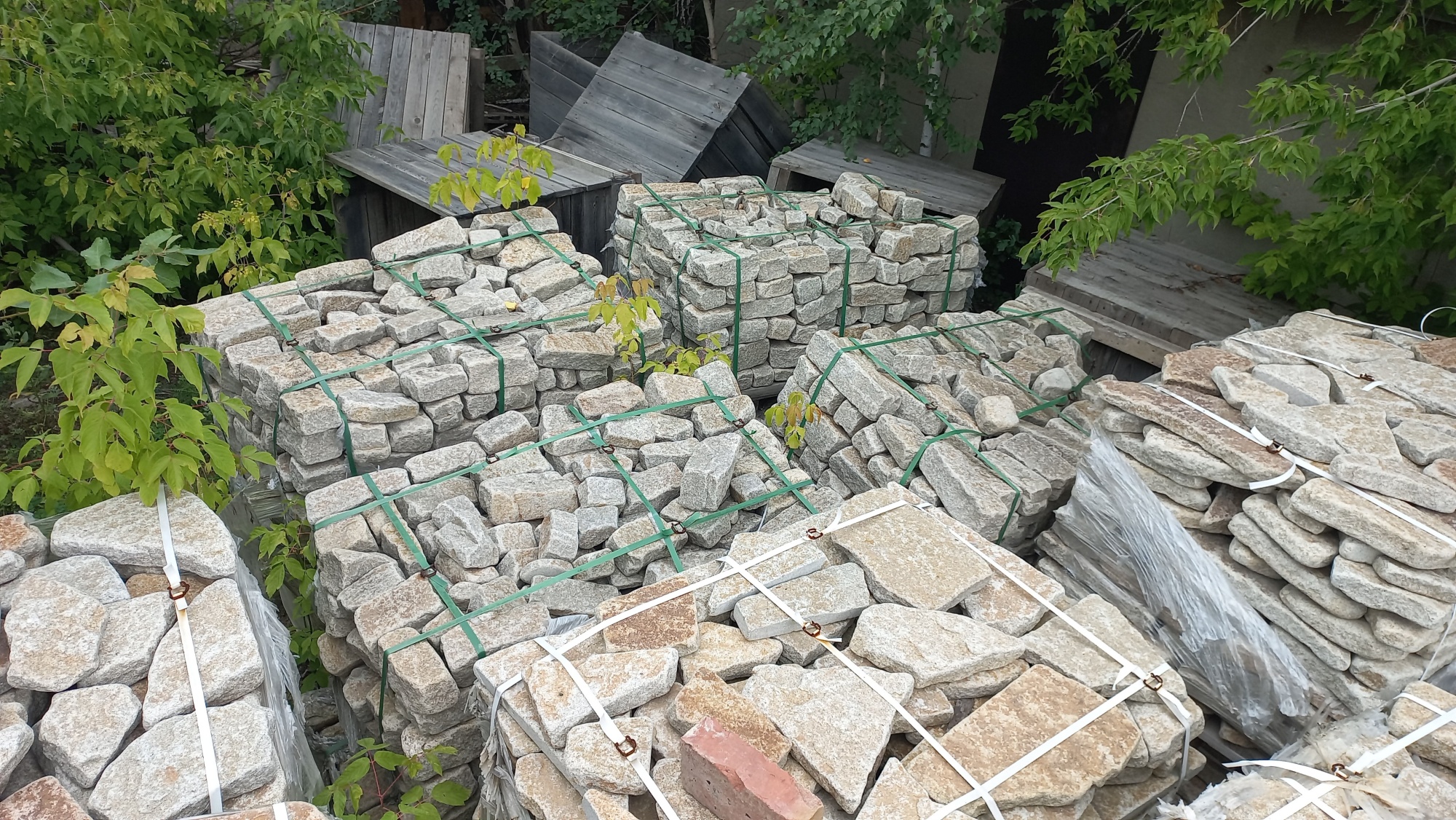 Плитняк галтованный гранитный для ландшафтного дизайна купить в Смоленске