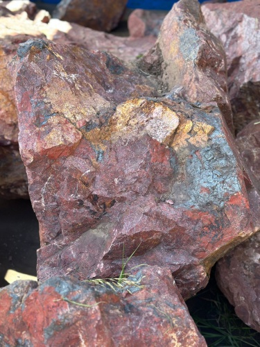 Камни для ландшафтного дизайна красно-фиолетовые 10-60 килограмм купить в Смоленске