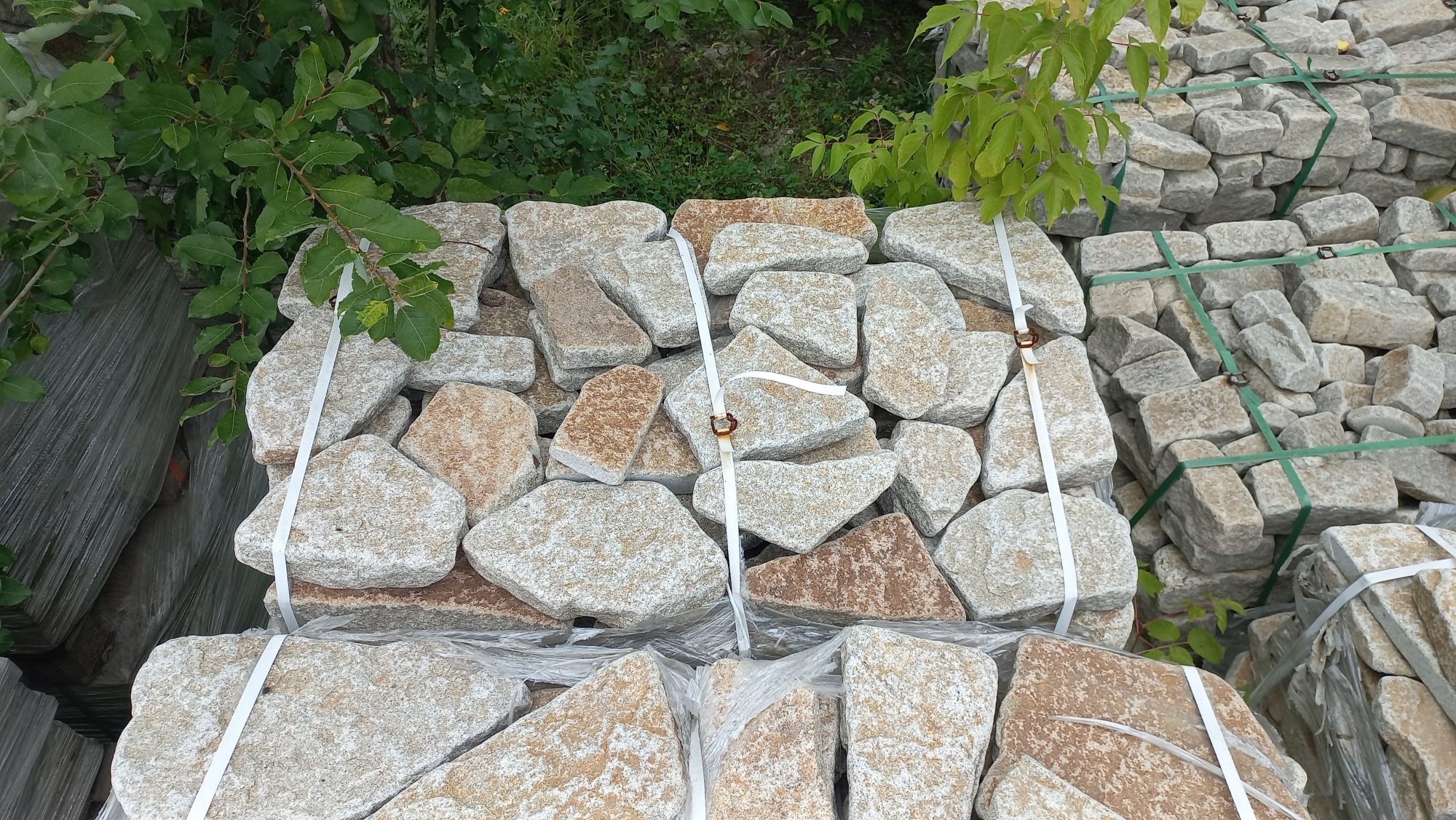 Плитняк галтованный гранитный для ландшафтного дизайна купить в Смоленске