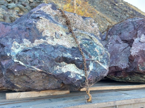 Огромные красно-фиолетовые валуны для ландшафтного дизайна весом более 5 тонн купить в Смоленске