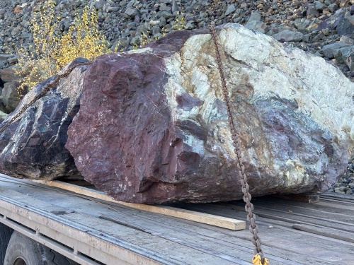 Огромные красно-фиолетовые валуны для ландшафтного дизайна весом более 5 тонн купить в Смоленске