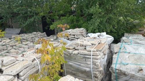 Плитняк галтованный гранитный для ландшафтного дизайна купить в Смоленске