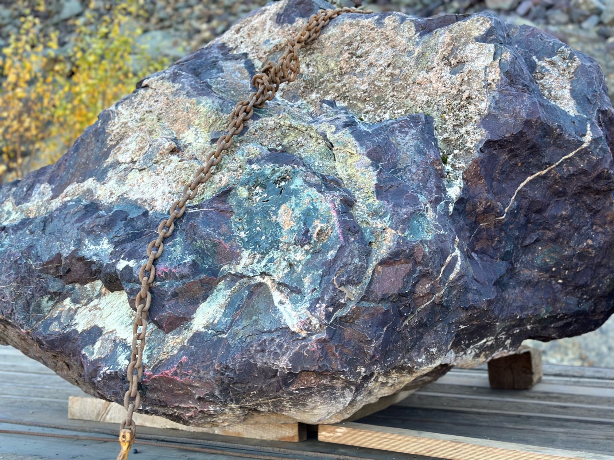 Огромные красно-фиолетовые валуны для ландшафтного дизайна весом более 5 тонн купить в Смоленске