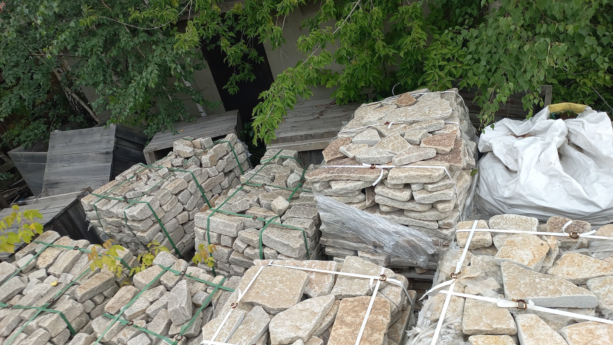 Плитняк гранитный галтованный купить в Смоленске