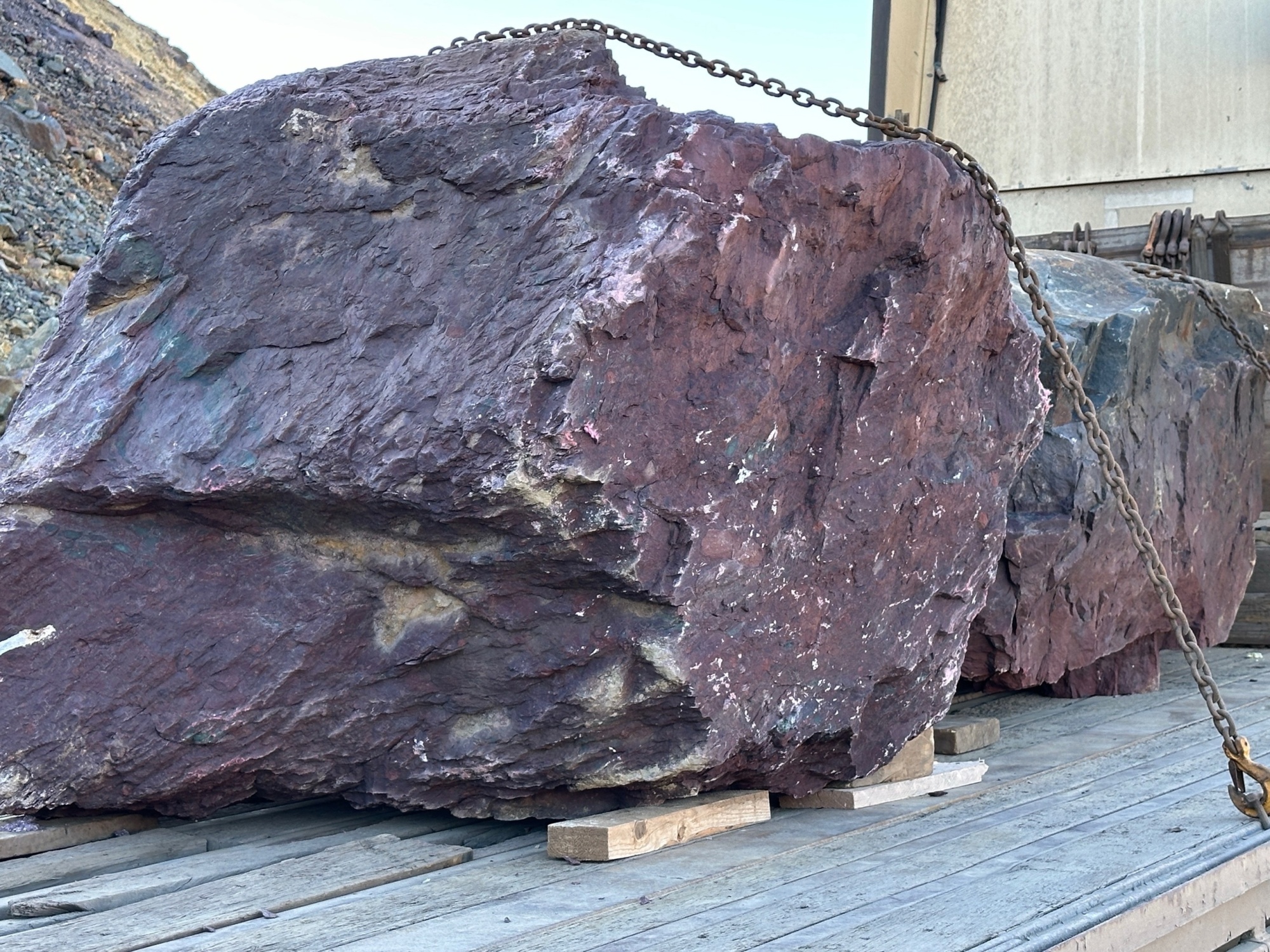 Огромные красно-фиолетовые валуны для ландшафтного дизайна весом более 5 тонн купить в Смоленске