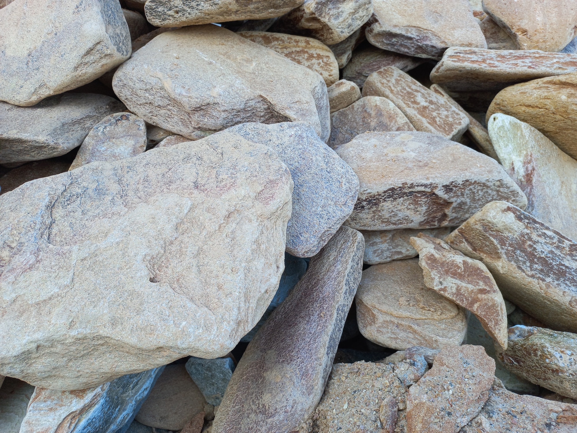 Златолит жёлтый, жёлто-зелёный глыбки и валуны для ланшафтного дизайна купить в Смоленске