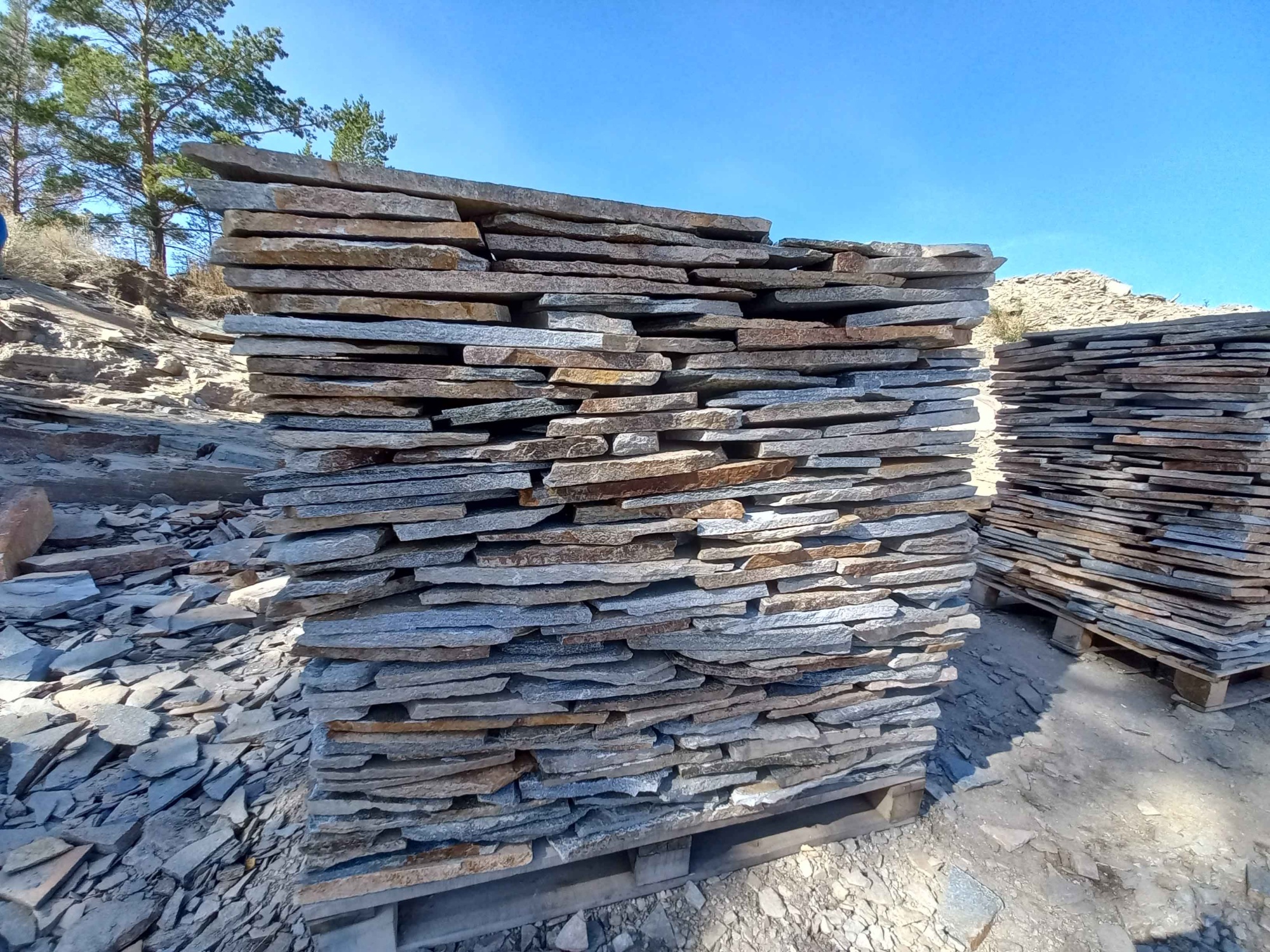 Плитняк златолит серебристый для фасада купить в Смоленске