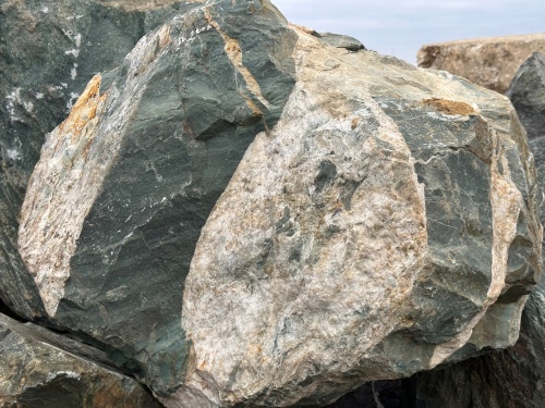 Гигантские зелёные валуны для ландшафтного дизайна весом более 5 тонн купить в Смоленске