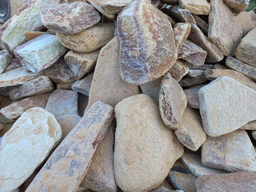 Златолит жёлтый, жёлто-зелёный глыбки и валуны для ланшафтного дизайна купить в Смоленске