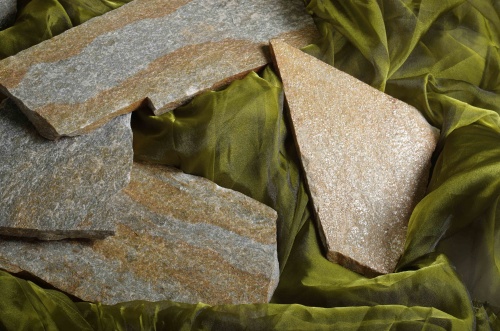 Плитняк златолит Уральский для цоколя, отмостки купить в Смоленске