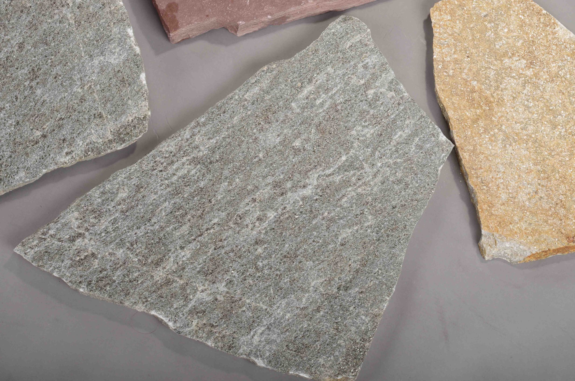 Плитняк златолит Уральский  для фасада купить в Смоленске